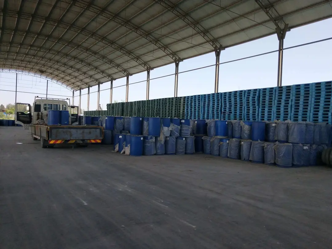 Liquid sodium methoxide delivery with drums